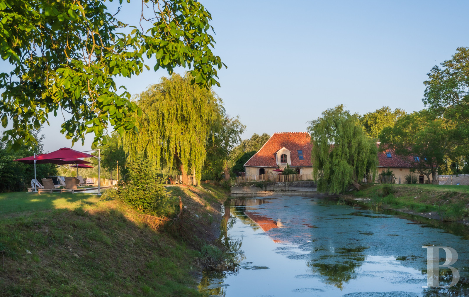 Dans les Yvelines, au nord de Houdan,  un ensemble de maisons autour d’un ancien moulin du 17e siècle - photo  n°1